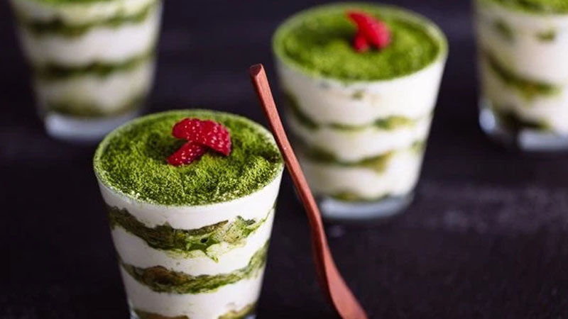 Bánh tiramisu trà xanh với mâm xôi