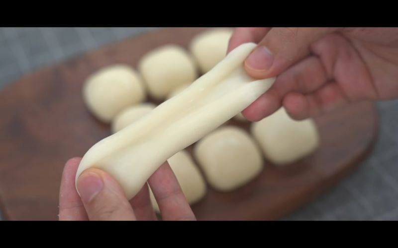 Thưởng thức bánh mochi sữa